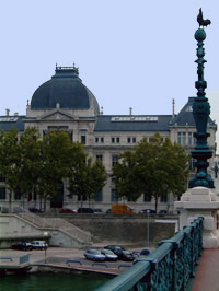 Le coq decorates a bridge