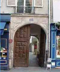 porte cloutée